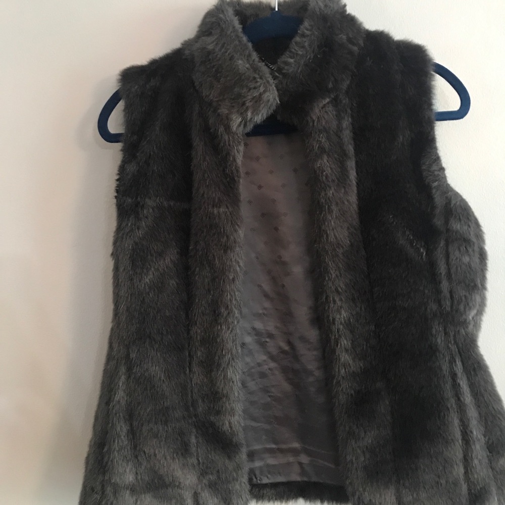 Fitted grey fur vest! (XS)